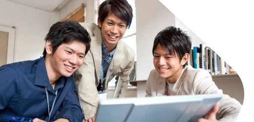 PCを使う3人の男性