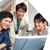 PCを使う3人の男性